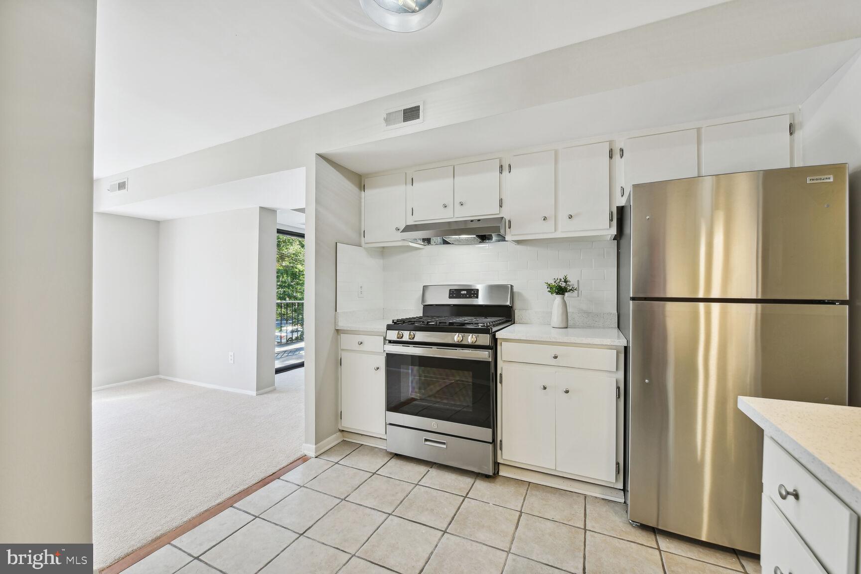 2063 Royal Fern Court, Unit 21BCON Reston, VA 20191 - Photo 6 of 33 New ceramic tile backsplash