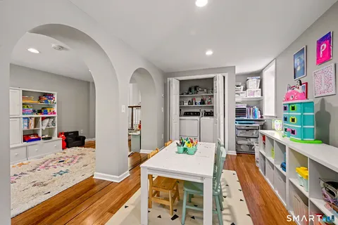 $2,099,000 | 5 Farnham Court, Westport, CT 06880