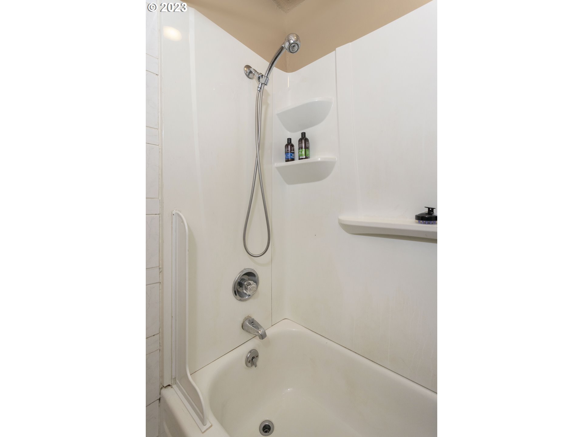 12705 Southeast Kelly Street Portland, OR 97236 - Photo 20 of 33 a bathroom with a bathtub