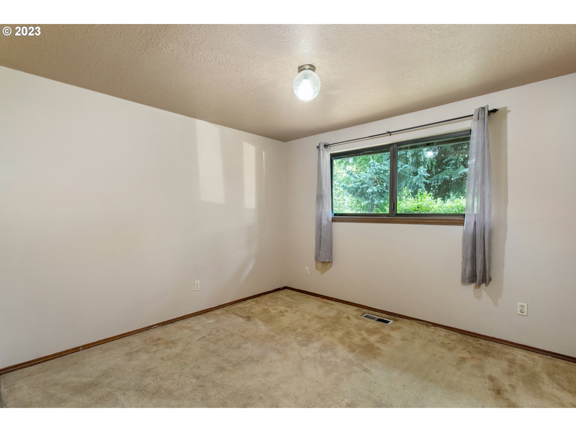 12705 Southeast Kelly Street Portland, OR 97236 - Photo 21 of 33 a view of an empty room with a window