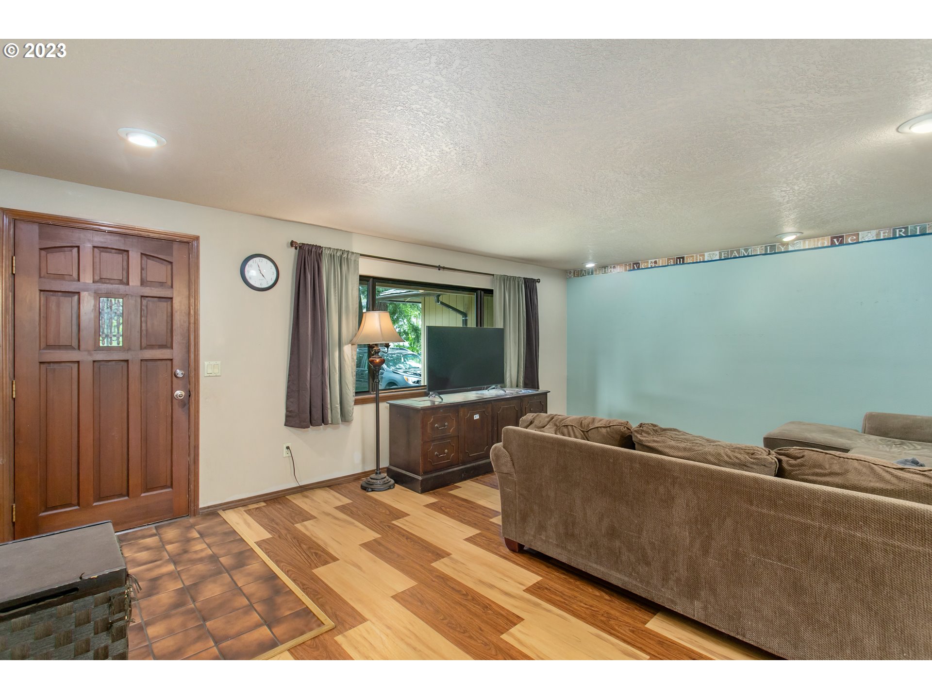 12705 Southeast Kelly Street Portland, OR 97236 - Photo 3 of 33 a living room with furniture