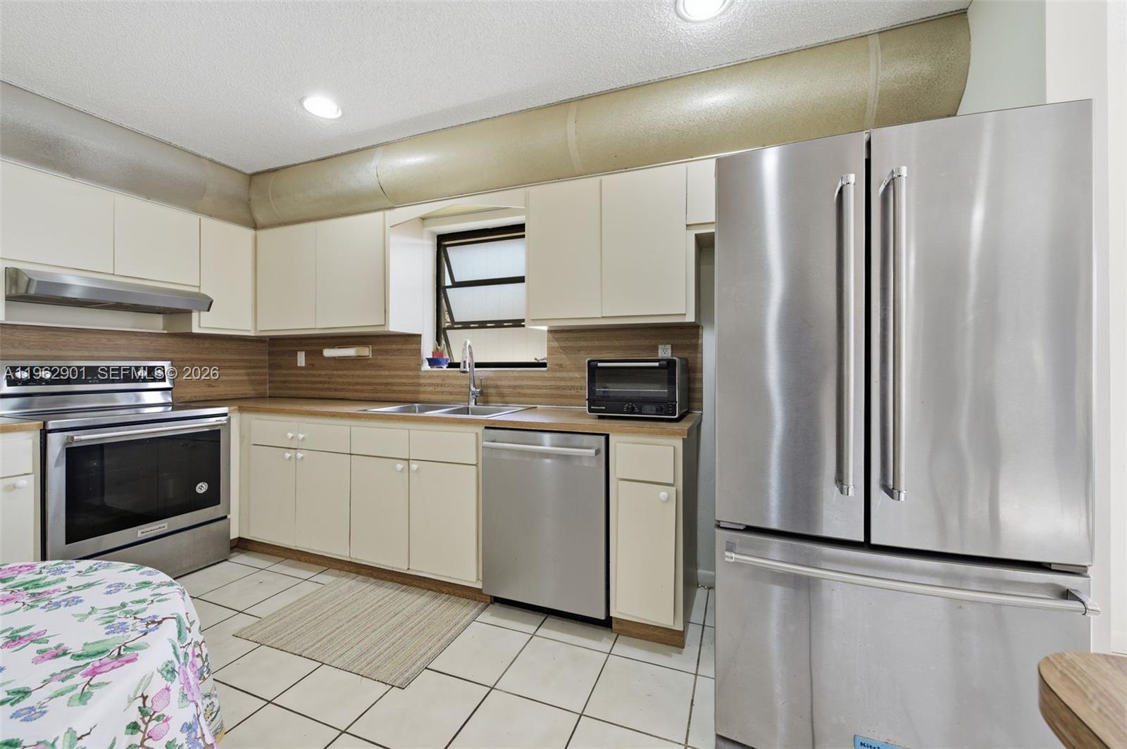 9208 Emerson Avenue Surfside, FL 33154 - Photo 7 of 29