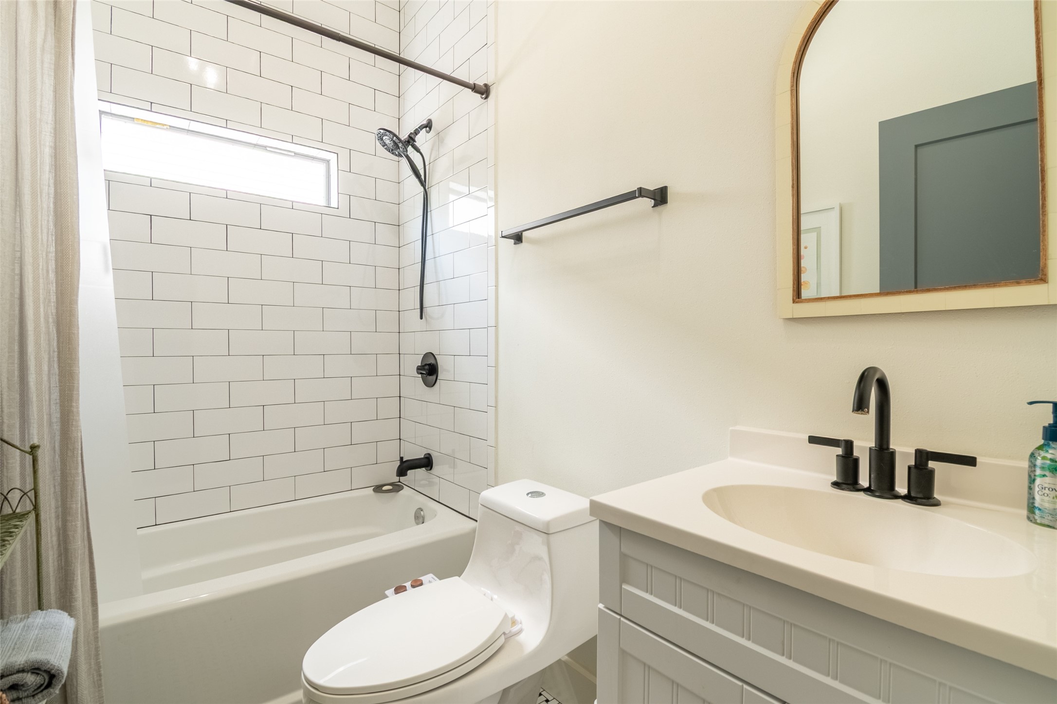 200 Carl Street Houston, TX 77009 - Photo 27 of 32 a bathroom with a sink a toilet and a bathtub