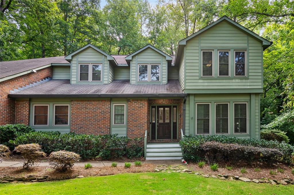 a view of a house with yard and plants