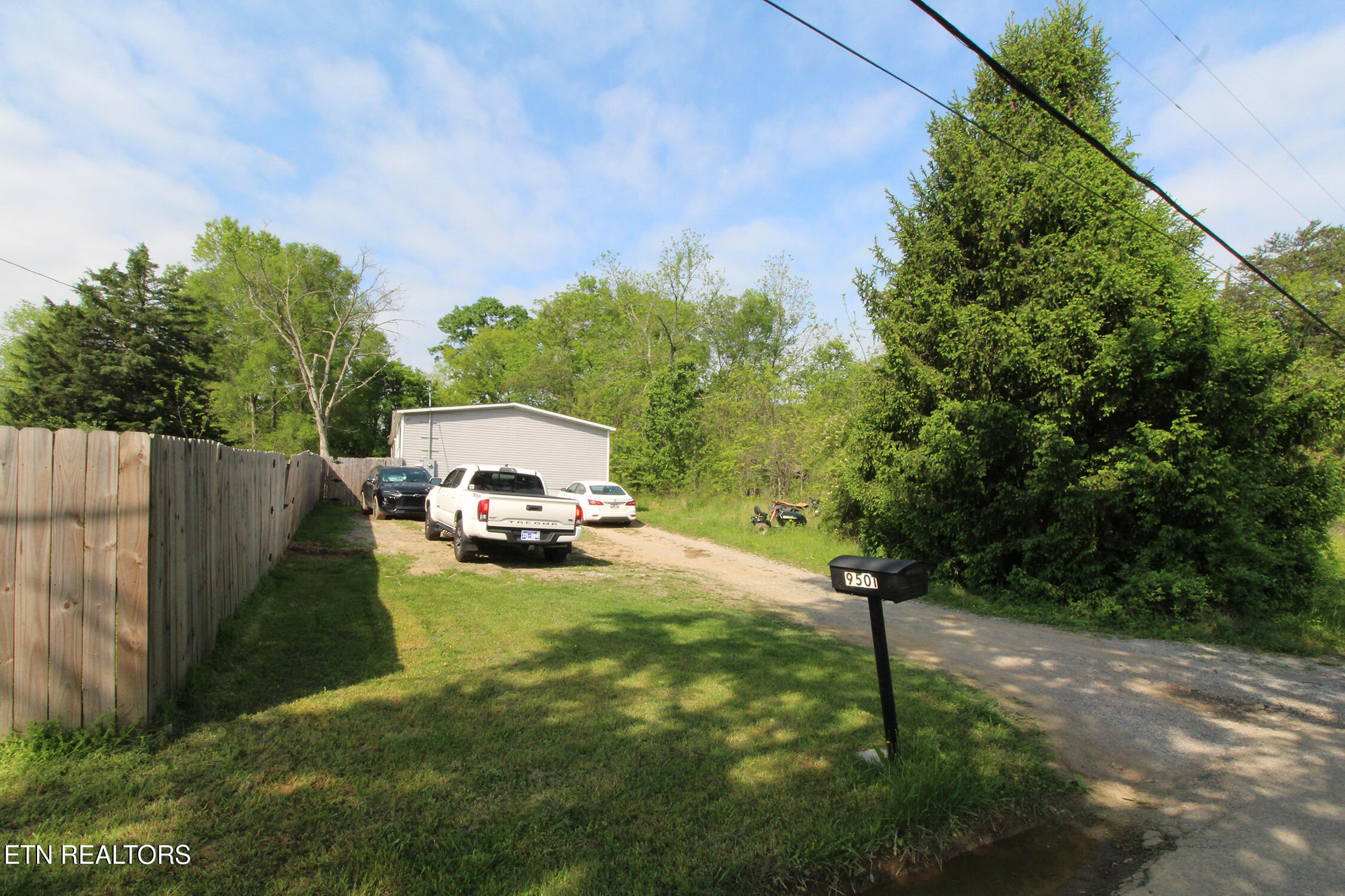 9501 Crisman Road Heiskell, TN 37754 - Photo 25 of 28 Driveway