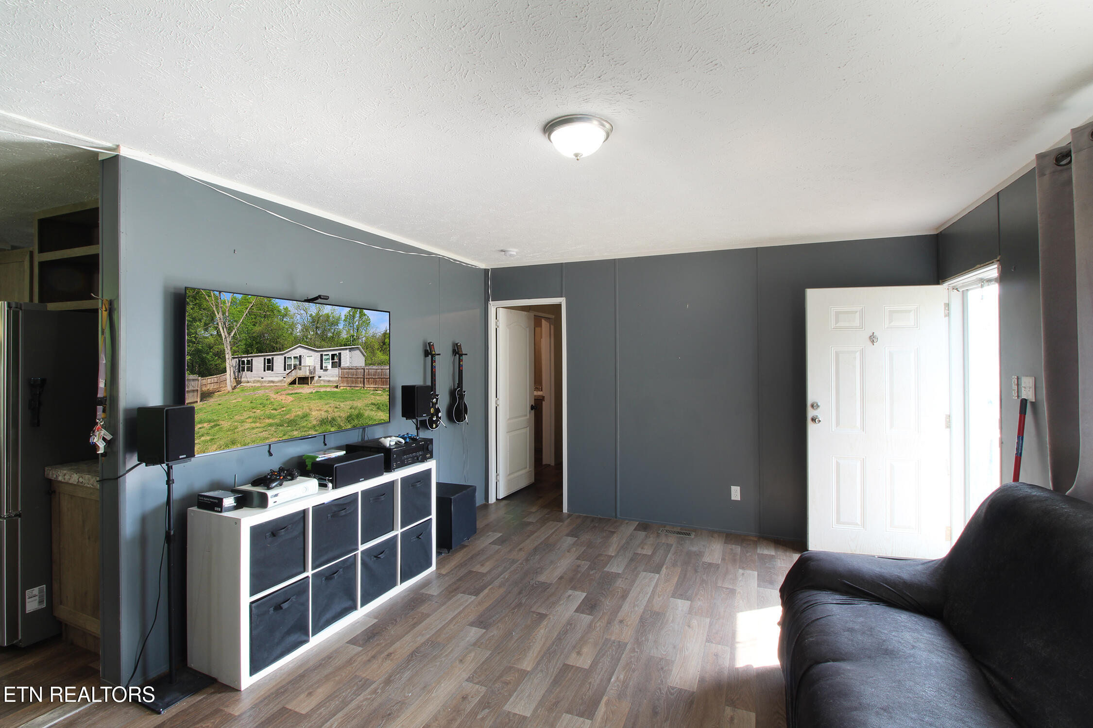 9501 Crisman Road Heiskell, TN 37754 - Photo 6 of 28 Living Room