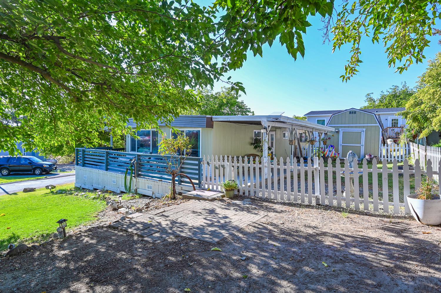 a view of a chair and table in the backyard