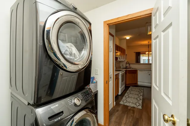 $284,900 | 8042 Stratford Circle South, Shakopee, MN 55379