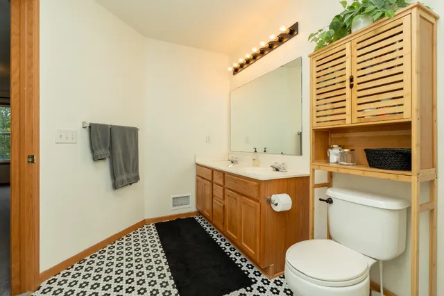 $284,900 | 8042 Stratford Circle South, Shakopee, MN 55379