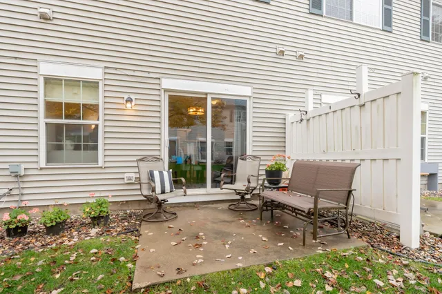 $284,900 | 8042 Stratford Circle South, Shakopee, MN 55379