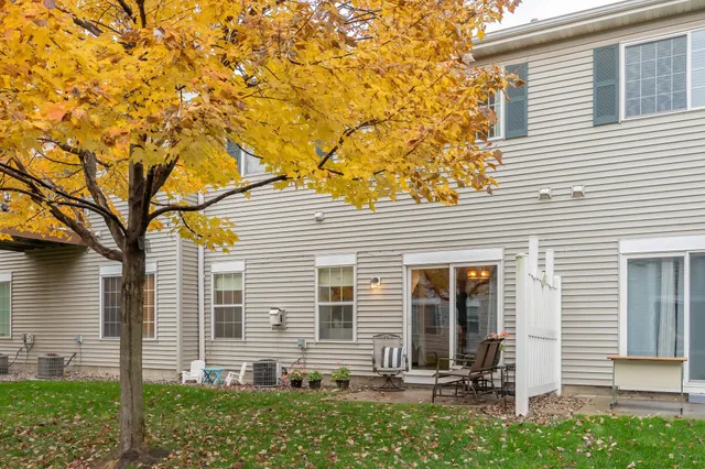 $284,900 | 8042 Stratford Circle South, Shakopee, MN 55379