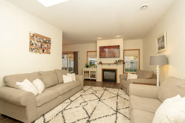 $284,900 | 8042 Stratford Circle South, Shakopee, MN 55379