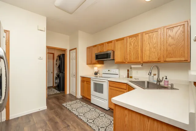 $284,900 | 8042 Stratford Circle South, Shakopee, MN 55379