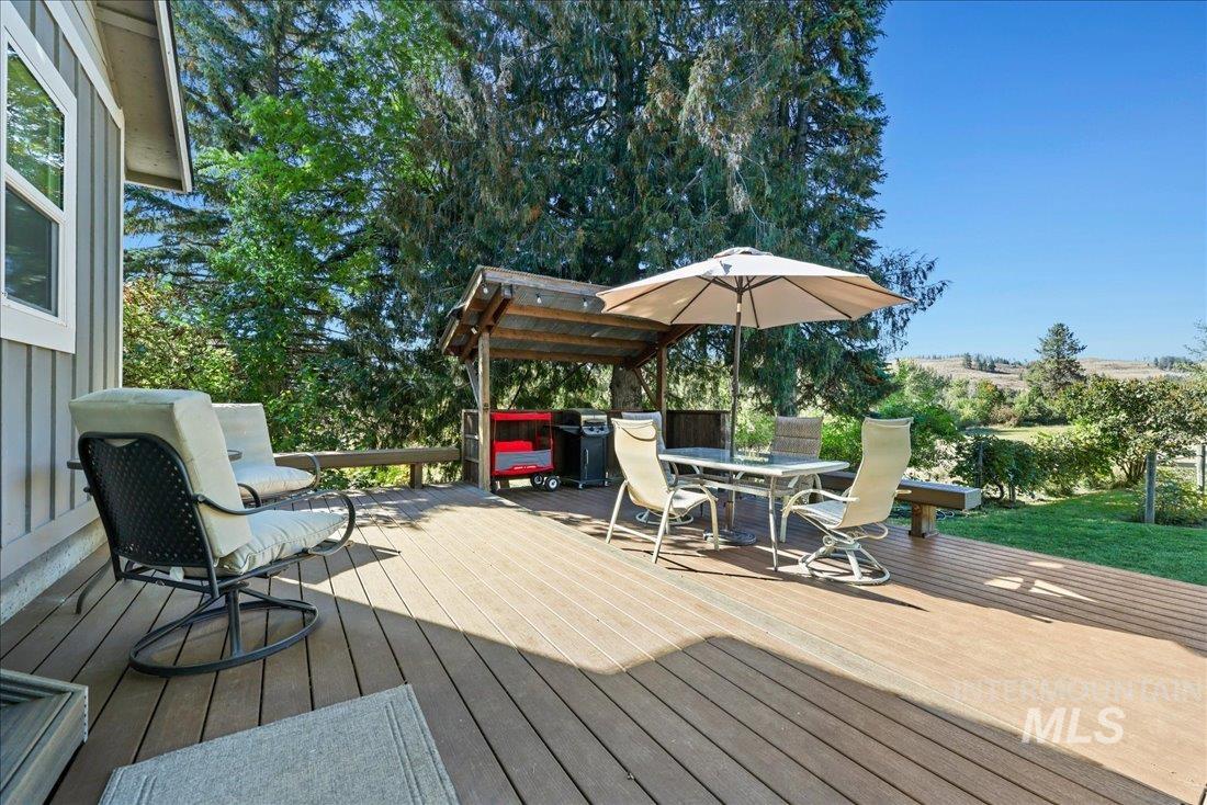 2651 Fruitvale Glendale Road Council, ID 83612 - Photo 19 of 24 Expansive wood-finish deck with integrated bench seating