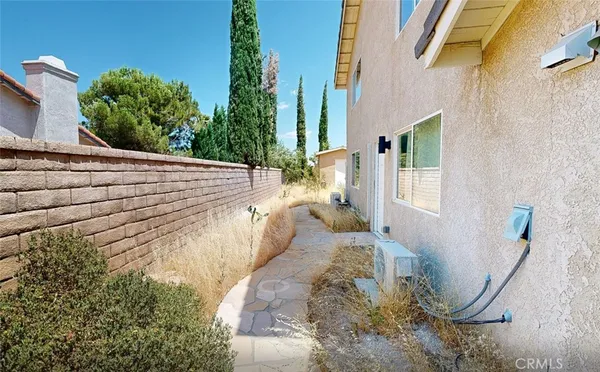 $2,375 | 5637 Redwood Avenue, Unit B, Palmdale, CA 93551