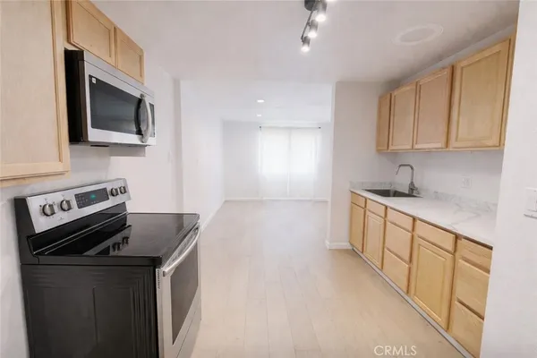 $2,375 | 5637 Redwood Avenue, Unit B, Palmdale, CA 93551