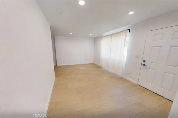 $2,375 | 5637 Redwood Avenue, Unit B, Palmdale, CA 93551