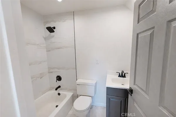 $2,375 | 5637 Redwood Avenue, Unit B, Palmdale, CA 93551