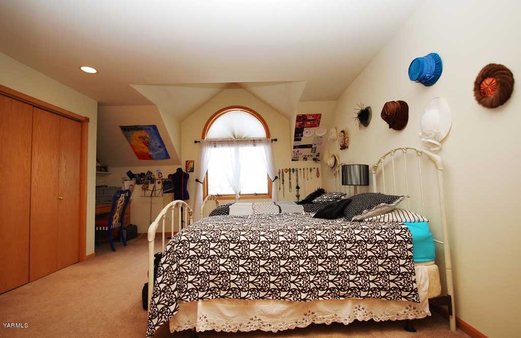11810 Marble Road Yakima, WA 98908 - Photo 22 of 30 a bed sitting in a bedroom next to a window