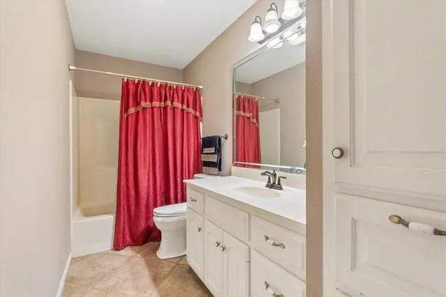 a view of a livingroom with an empty space