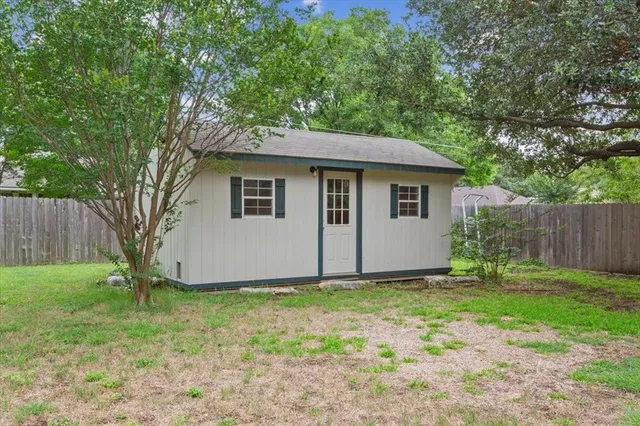 a view of a yard with a car park