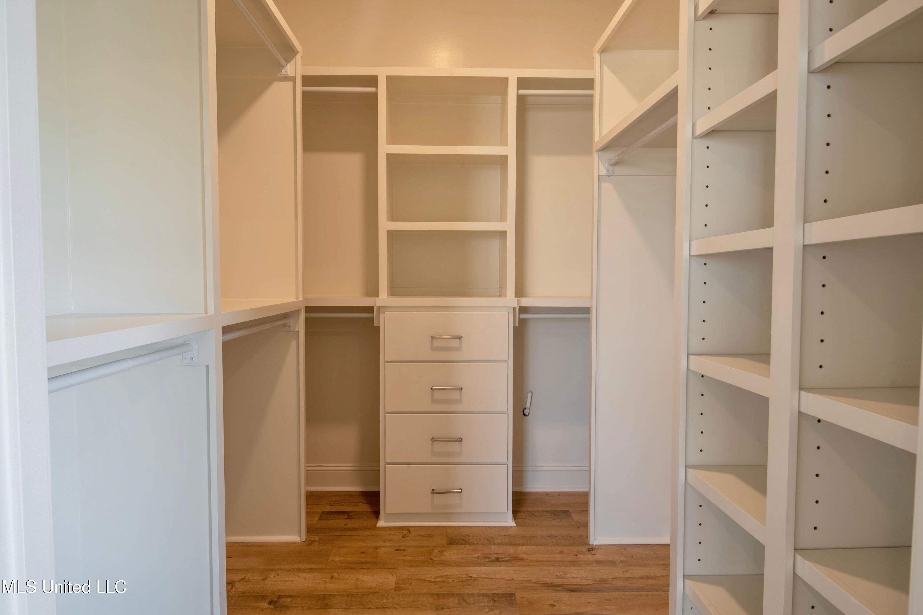 5077 Reserve Way Hernando, MS 38632 - Photo 21 of 27 14-in law closet