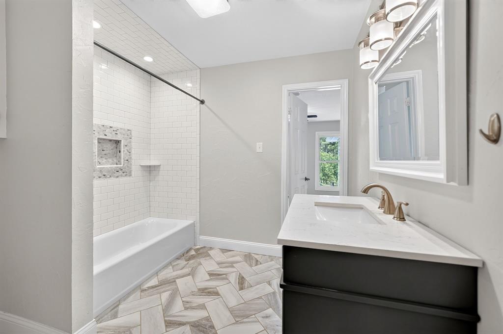 1201 Robbins Road Athens, TX 75751 - Photo 27 of 40 2nd Floor- Right Side Jack/Jill Bathroom
