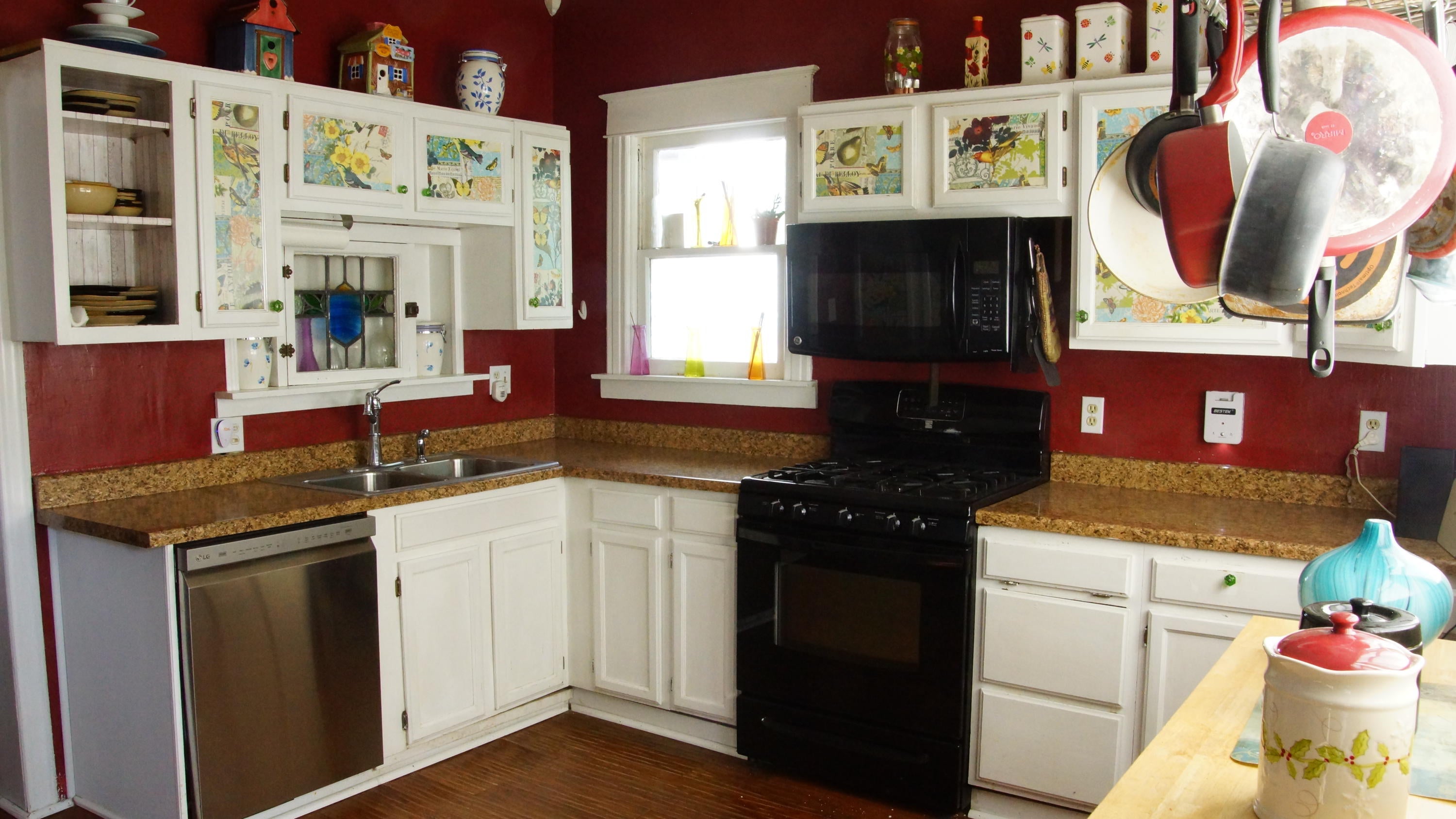 139 Southwest 9th Street Redmond, OR 97756 - Photo 6 of 16 Kitchen pot rack red