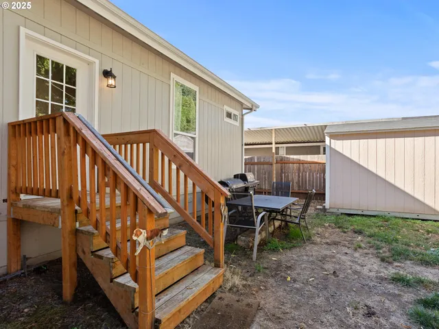 a view of entryway with a house