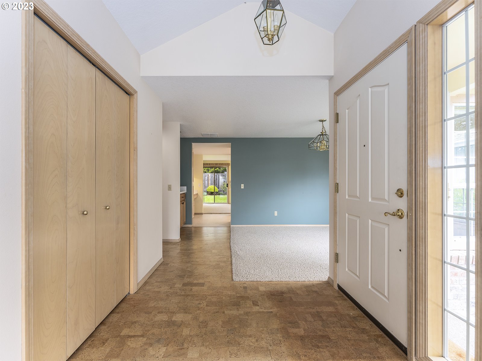 12739 Southwest Dickson Street Portland, OR 97224 - Photo 3 of 29 Entrance/Foyer