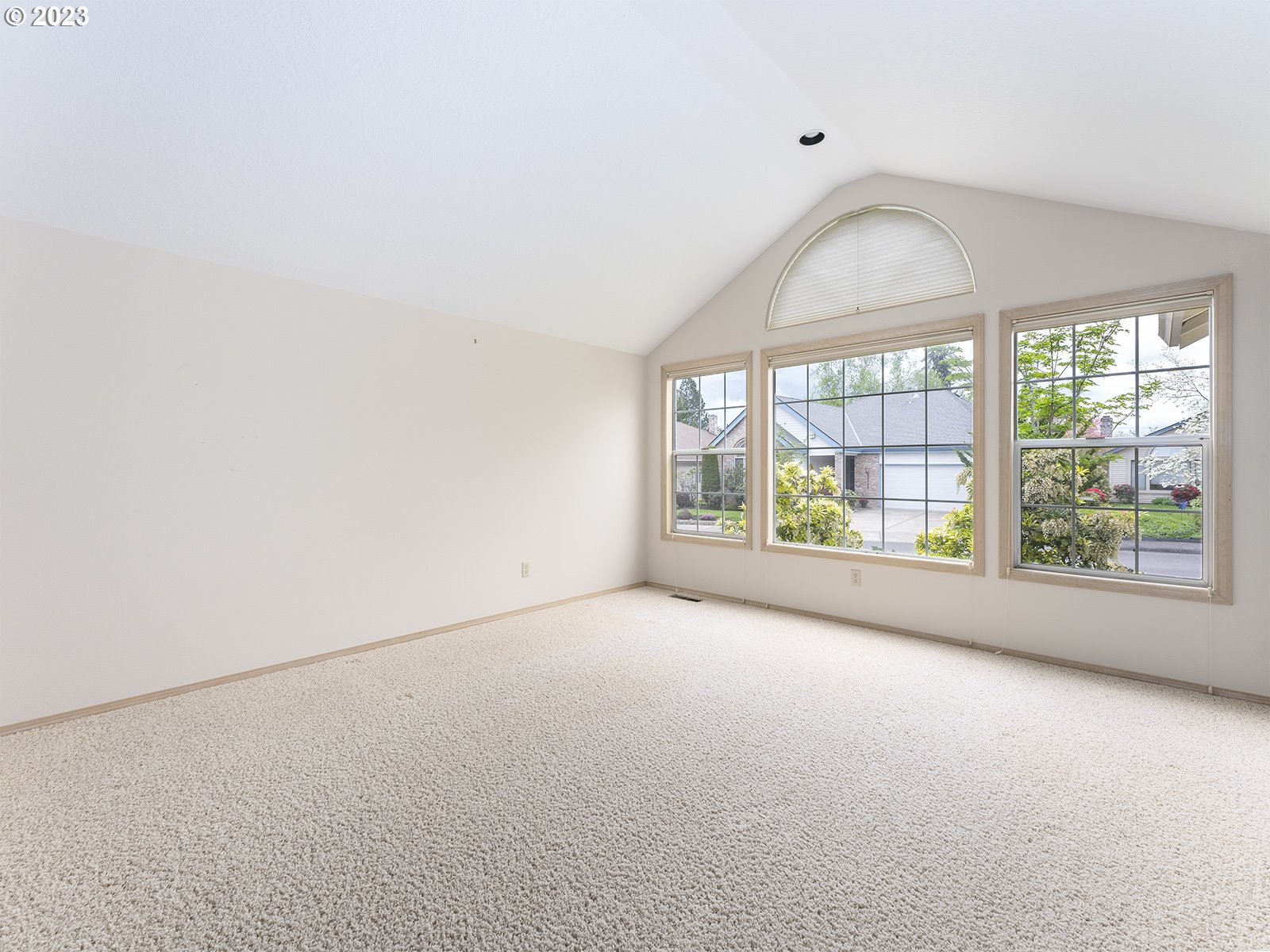 12739 Southwest Dickson Street Portland, OR 97224 - Photo 4 of 29 Living Room