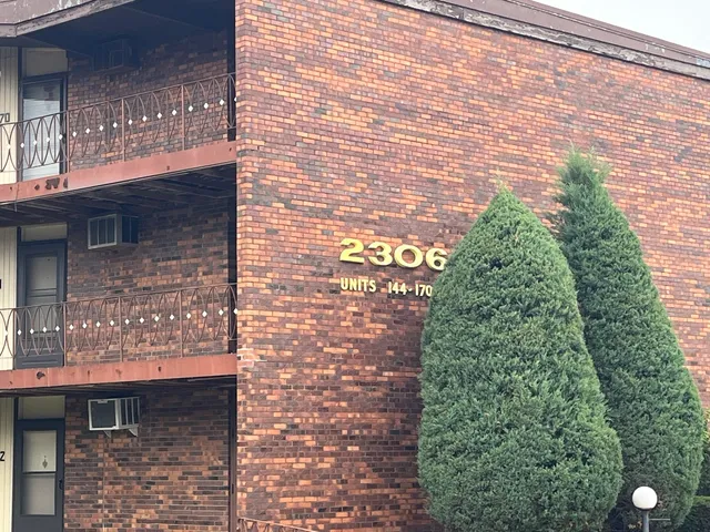 $80,000 | 2306 Holiday Terrace, Unit 146, Lansing, IL 60438
