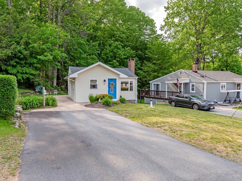 10 Hamilton Drive Holland, MA 01521 - Photo 39 of 40 a front view of a house with yard and green space