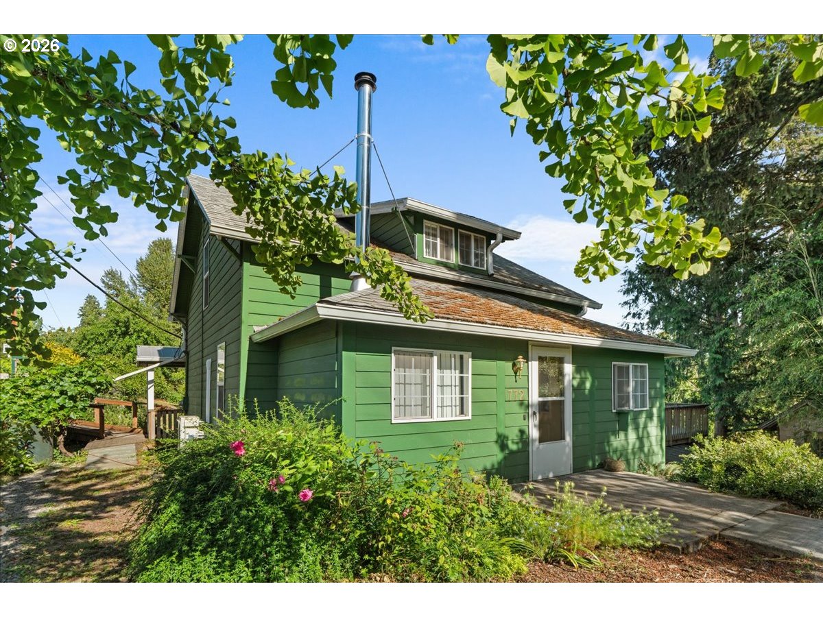 772 Division Street Oregon City, OR 97045 - Photo 37 of 47 a front view of a house with garden