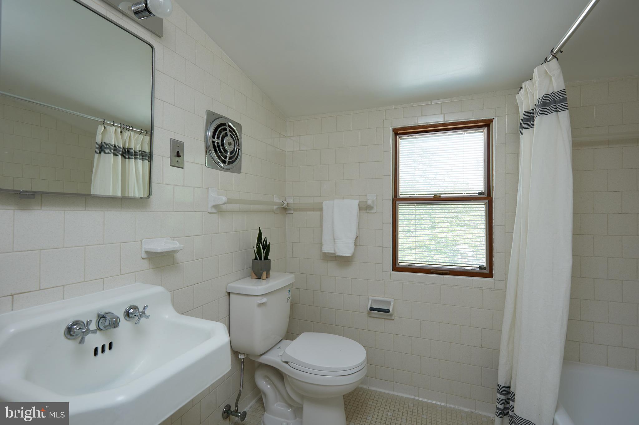 11615 College View Drive Silver Spring, MD 20902 - Photo 20 of 34 Upper level full bathroom