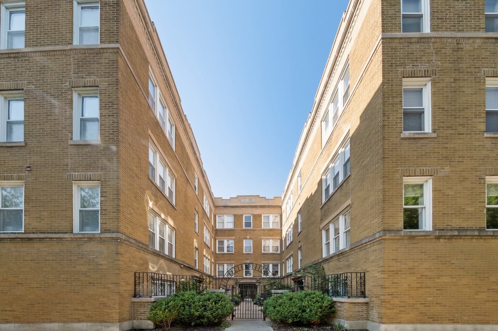 1432 West Roscoe Street, Unit 2 Chicago, IL 60657 - Photo 1 of 13
