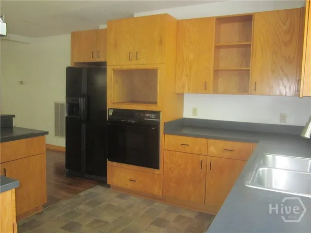 $2,200 | 1112 Dean Forest Road, Savannah, GA 31405