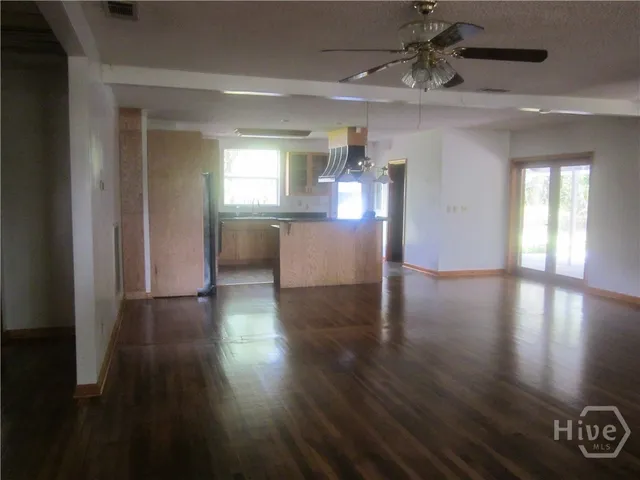 $2,200 | 1112 Dean Forest Road, Savannah, GA 31405