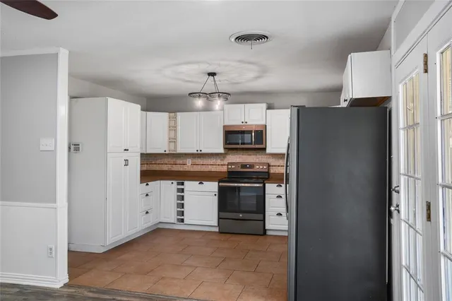 $2,000 | 812 Jerry Lane, Bedford, TX 76022