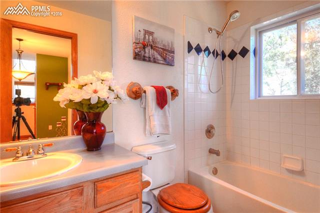 1160 Scrub Oak Road Manitou Springs, CO 80829 - Photo 9 of 22 Main Level Full Bath