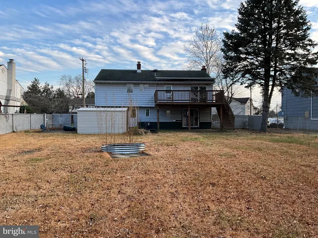 a view of a yard with a house