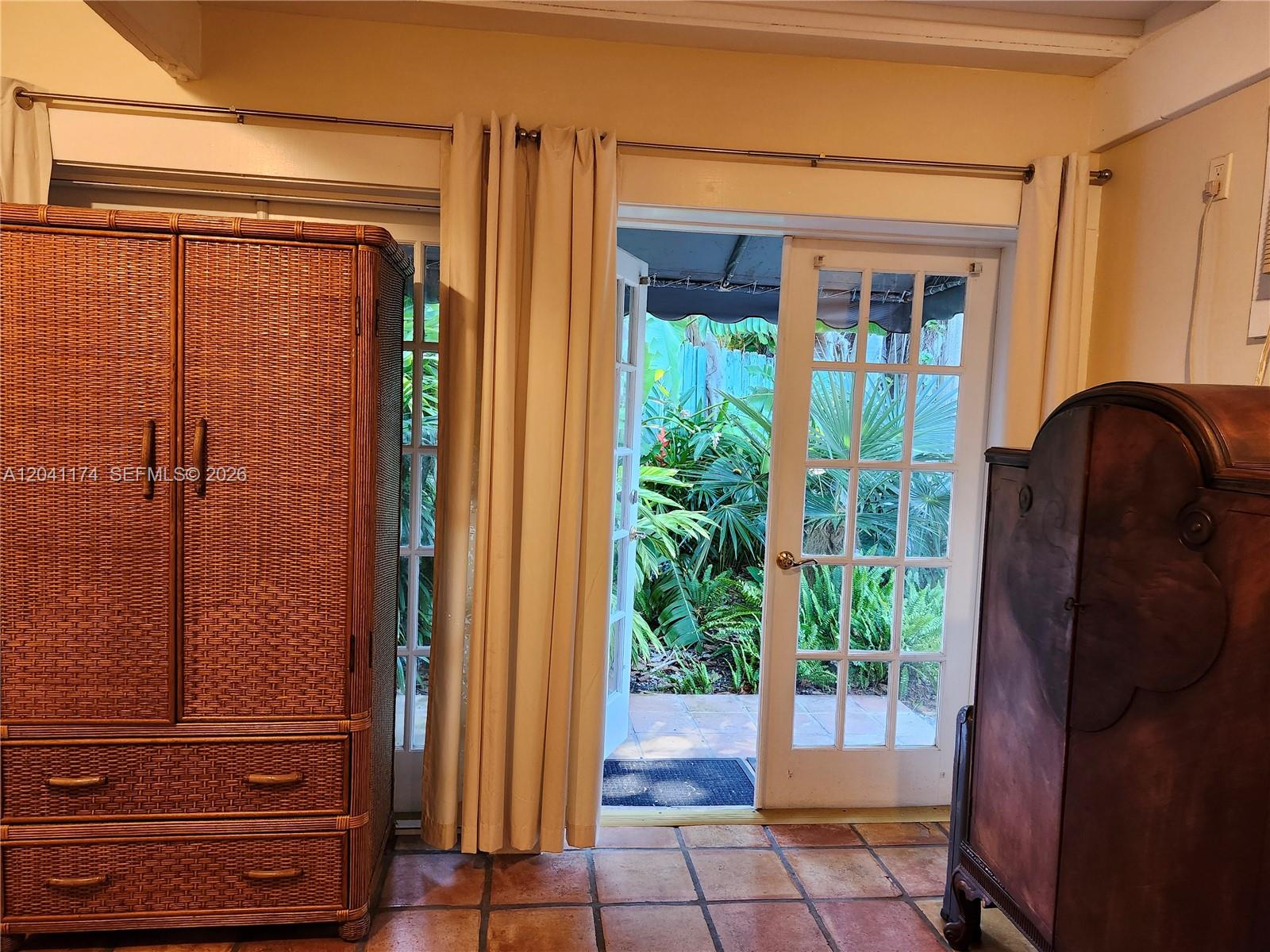 3940 Main, Unit COTTAGE Miami, FL 33133 - Photo 5 of 13 Bedroom/living area
