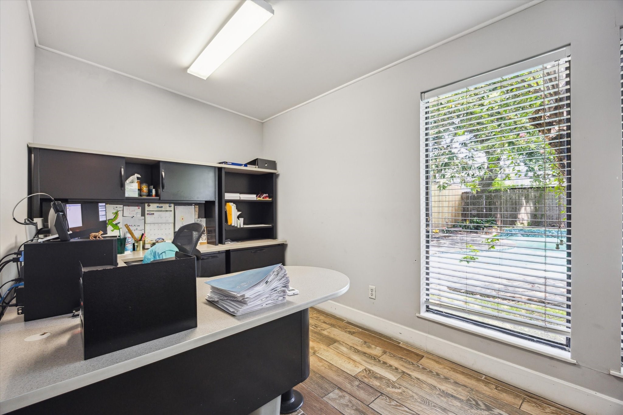 708 Sul Ross Street Houston, TX 77006 - Photo 18 of 30 a living room with furniture and a window