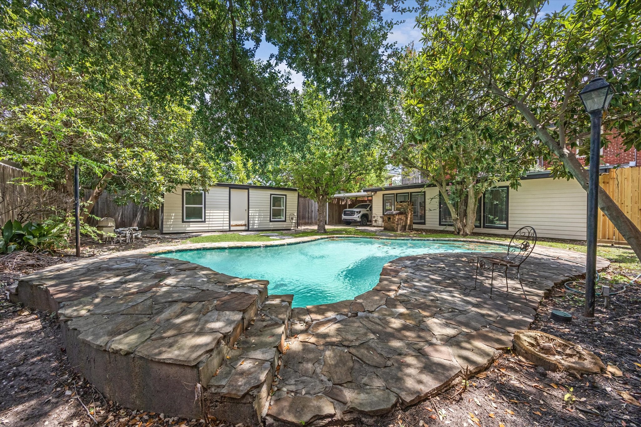 708 Sul Ross Street Houston, TX 77006 - Photo 27 of 30 a view of a house with backyard and trees