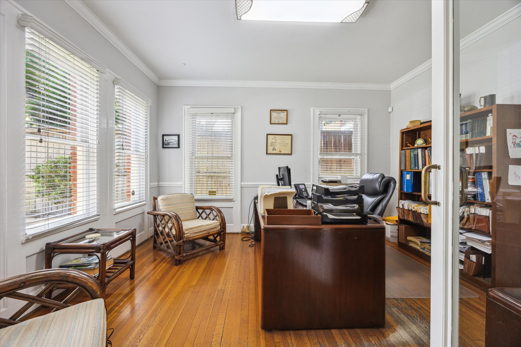 708 Sul Ross Street Houston, TX 77006 - Photo 4 of 30 a living room with furniture floor to ceiling window and a flat screen tv