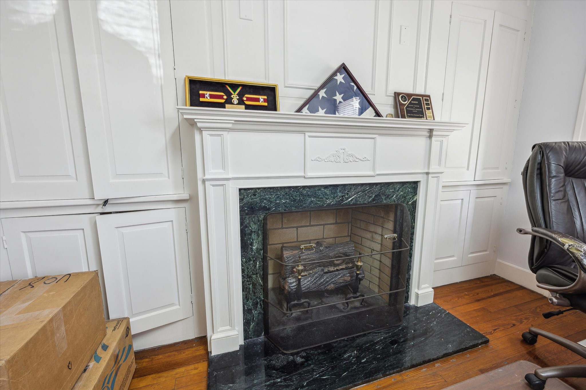 708 Sul Ross Street Houston, TX 77006 - Photo 7 of 30 a living room with furniture and a fireplace
