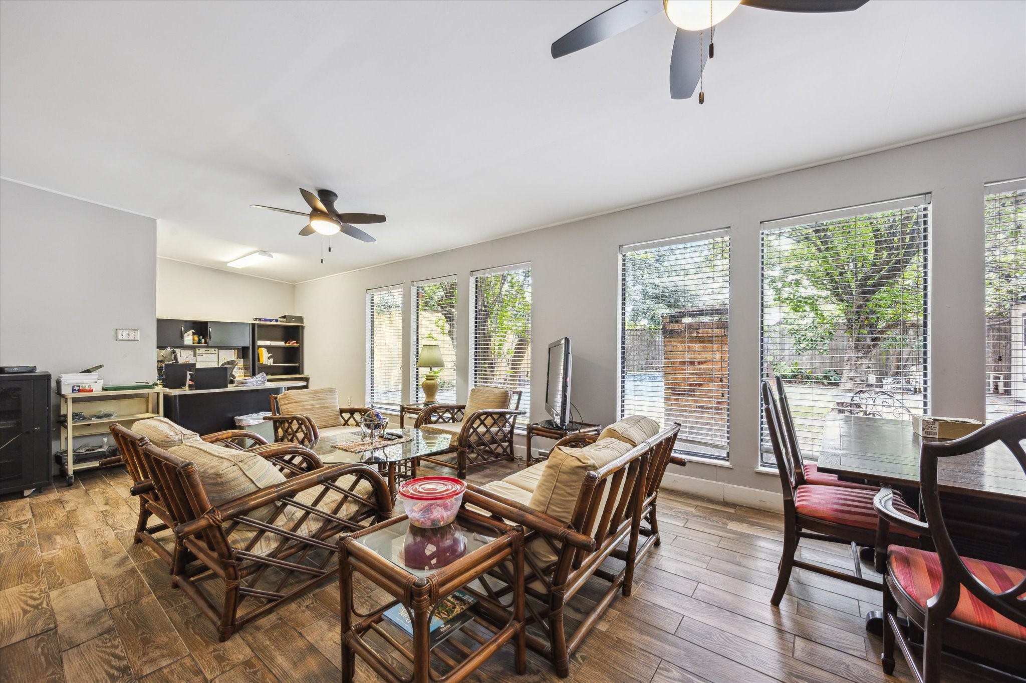 708 Sul Ross Street Houston, TX 77006 - Photo 9 of 30 a living room with furniture and a large window