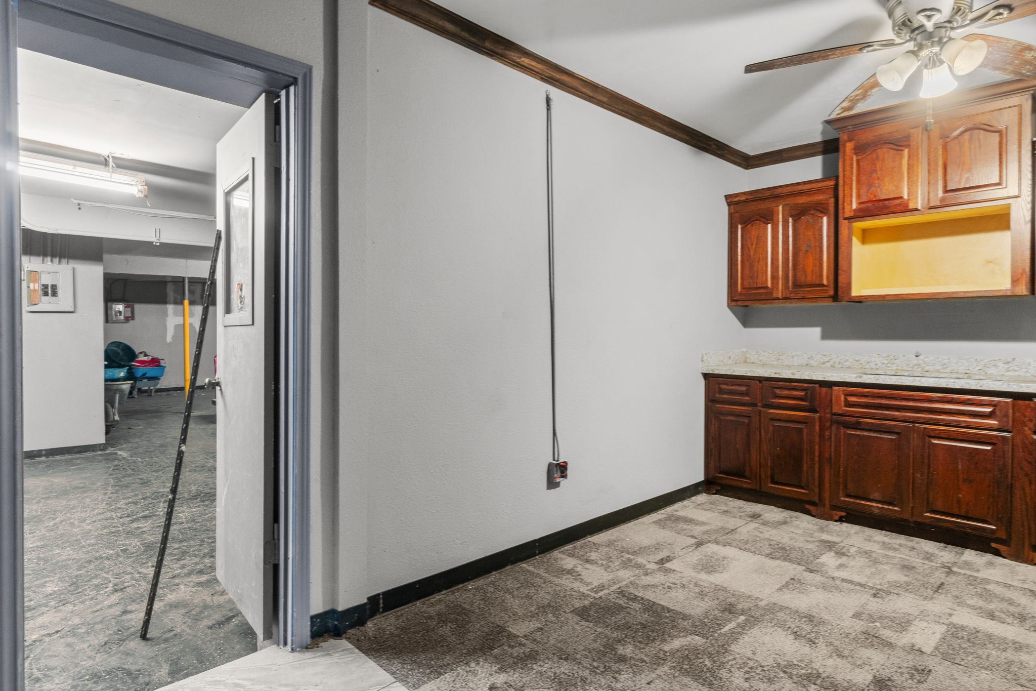 1018 Shaver Street Pasadena, TX 77506 - Photo 19 of 43 Spacious flex room with cabinetry, ideal for office support or employee lounge.