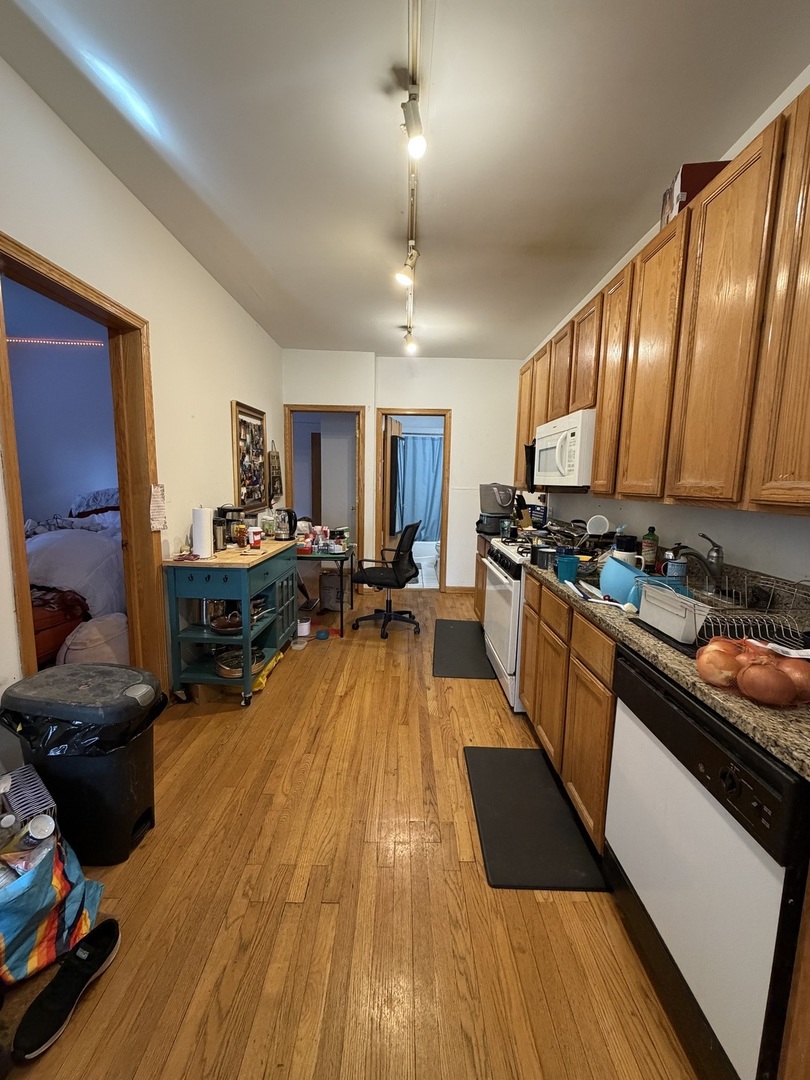 626 West Patterson Avenue, Unit 2W Chicago, IL 60613 - Photo 3 of 8