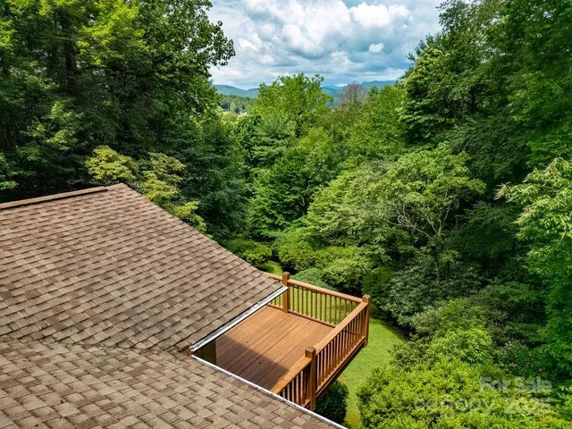 a view of an outdoor space with sitting area